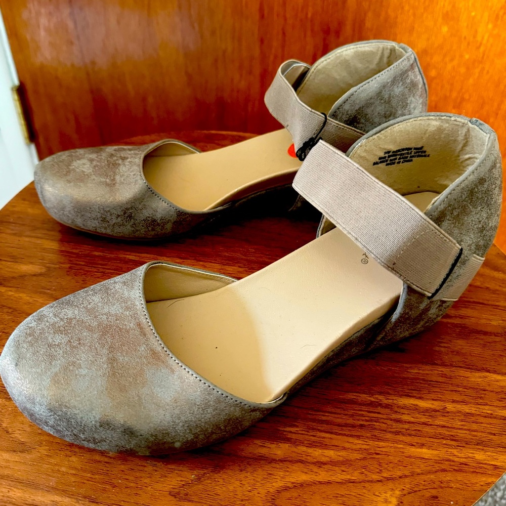 Madeline Stuart size 12 wide womens gold low wedge shoes. Comfort sole. NWT